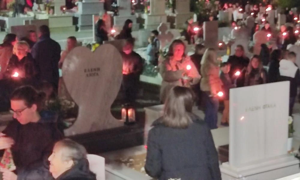 Κοζάνη: Συγκίνηση προκάλεσε το έθιμο της Ανάστασης στο νεκροταφείο (Βίντεο)